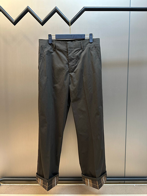 ルイ・ヴィトンスーパーコピー チノパンツ高級感と端正な雰囲気
