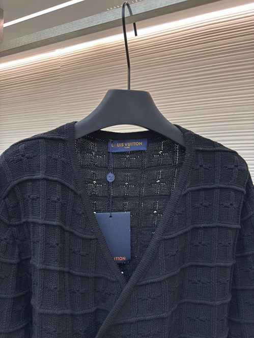 ルイ・ヴィトン ニットカーディガン高級感と端正な雰囲気