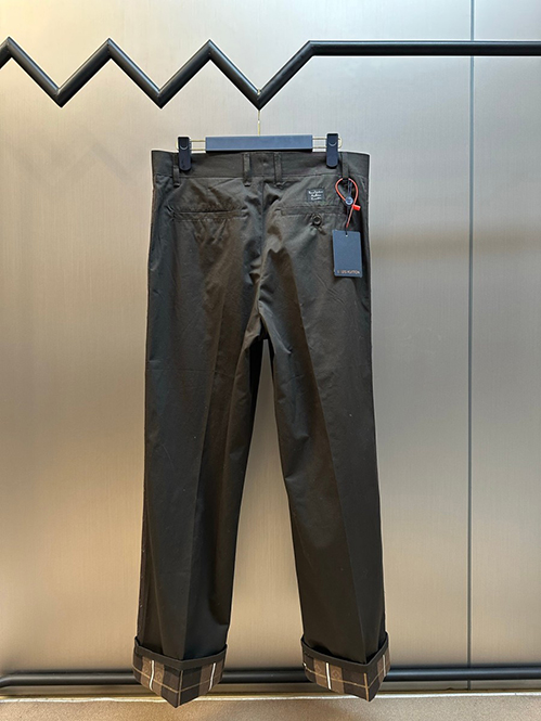 ルイ・ヴィトンスーパーコピー チノパンツ高級感と端正な雰囲気