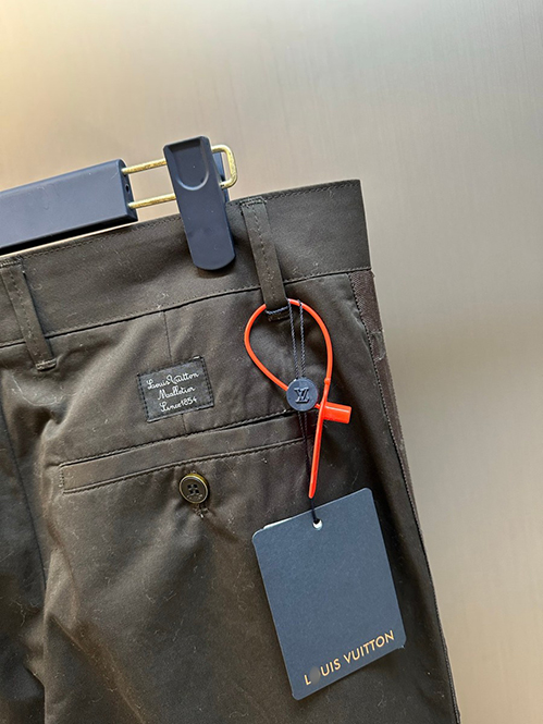 ルイ・ヴィトンスーパーコピー チノパンツ高級感と端正な雰囲気