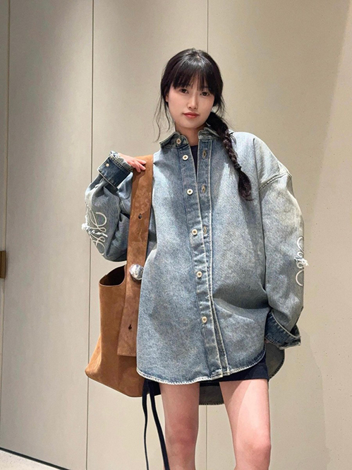 ロエベ スーパーコピーデニムジャケットシンプルで上品なデザイン