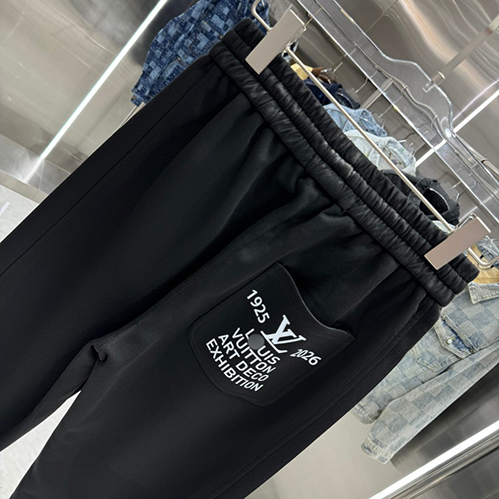 ルイ・ヴィトン スウェットパンツ。快適な履き心地とラグジュアリーなデザインを両立