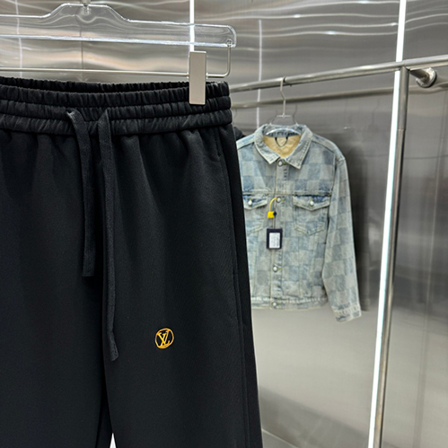 ルイ・ヴィトン スウェットパンツ。快適な履き心地とラグジュアリーなデザインを両立