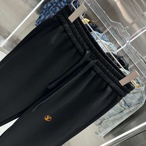 ルイ・ヴィトン スウェットパンツ。快適な履き心地とラグジュアリーなデザインを両立