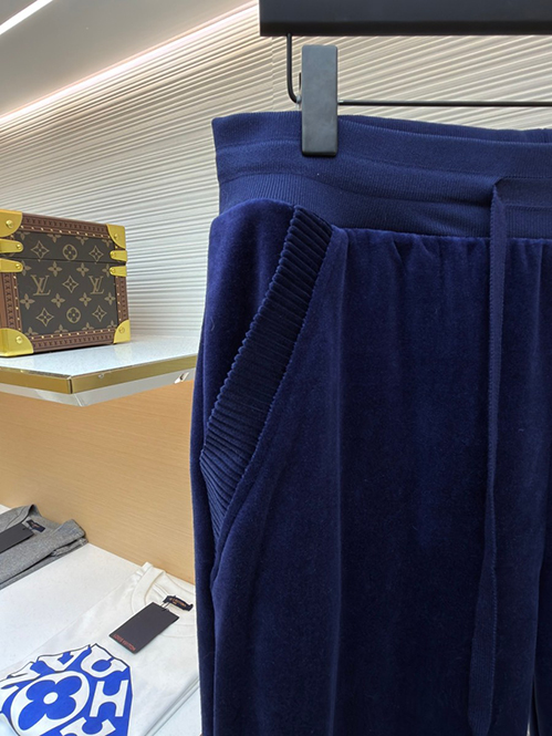 ルイ・ヴィトン スウェットパンツ。耐久性のある素材で長く愛用可能
