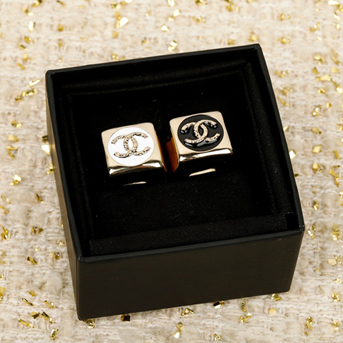 シャネル クリスタル スタッズ イヤリング