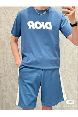 ディオール  フロントには白いロゴ入り半袖Tシャツ