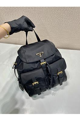 プラダバックルのクラシックなバックパック