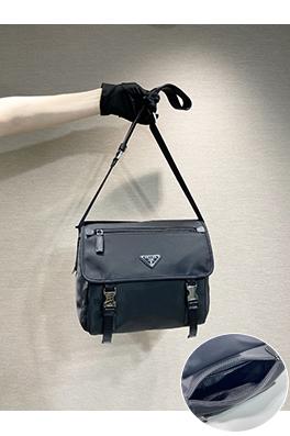 プラダ新しいメッセンジャーバッグ