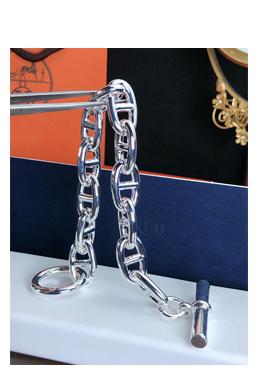 エルメスらしいミニマルでモダンなデザイン