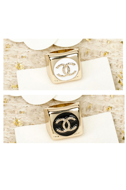 シャネル クリスタル スタッズ イヤリング