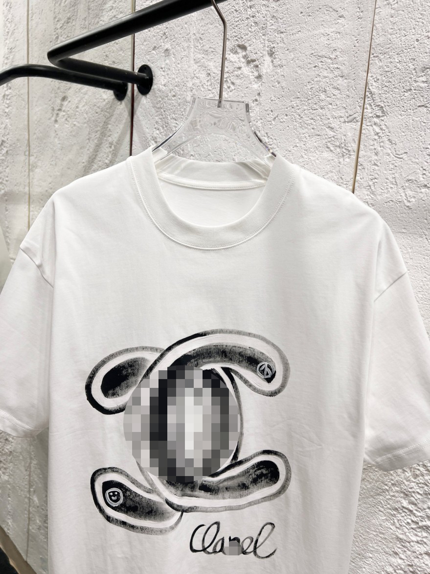 シャネル夏を彩るグラフィックロゴ半袖Tシャツ