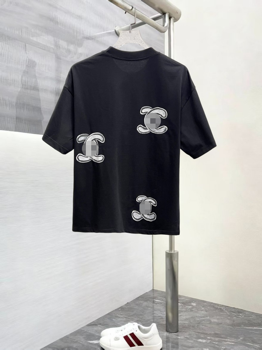 シャネル夏を彩るグラフィックロゴ半袖Tシャツ