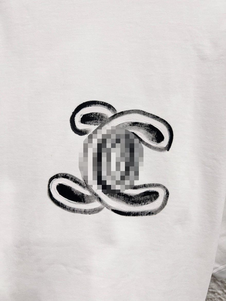シャネル夏を彩るグラフィックロゴ半袖Tシャツ