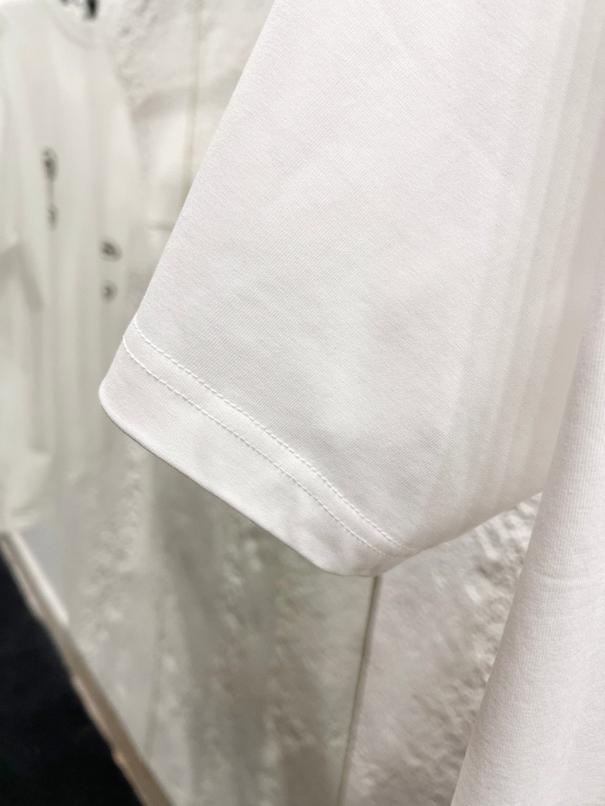 シャネル夏を彩るグラフィックロゴ半袖Tシャツ