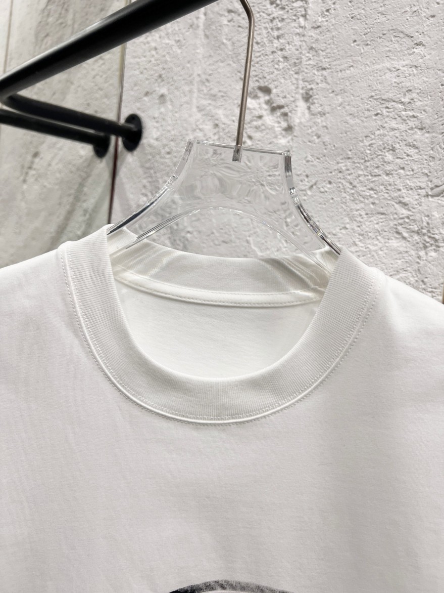 シャネル夏を彩るグラフィックロゴ半袖Tシャツ