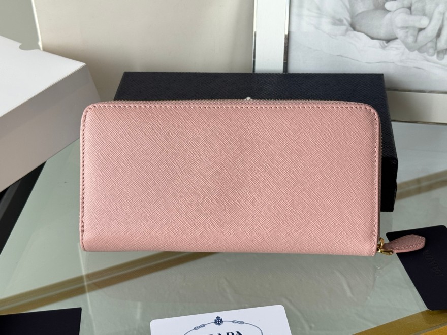 プラダ  ファスナ付き  長財布